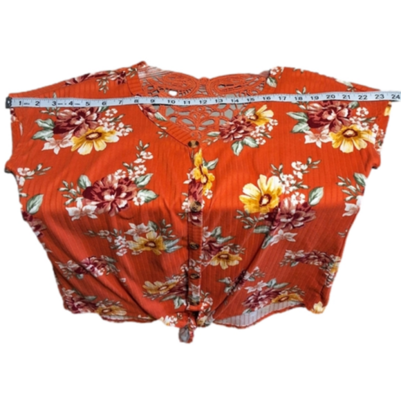 Upgrade Your Wardrobe with the Bobbie Brooks Floral Blouse, Size Medium - Picture 6 of 12